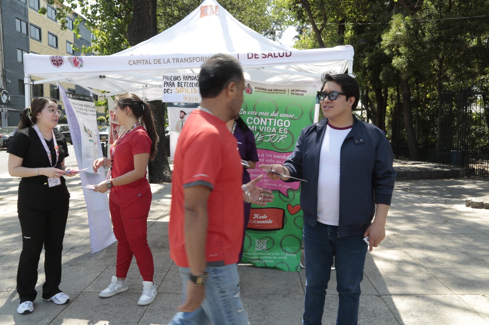 Imagen de persona vacunando a una mascota