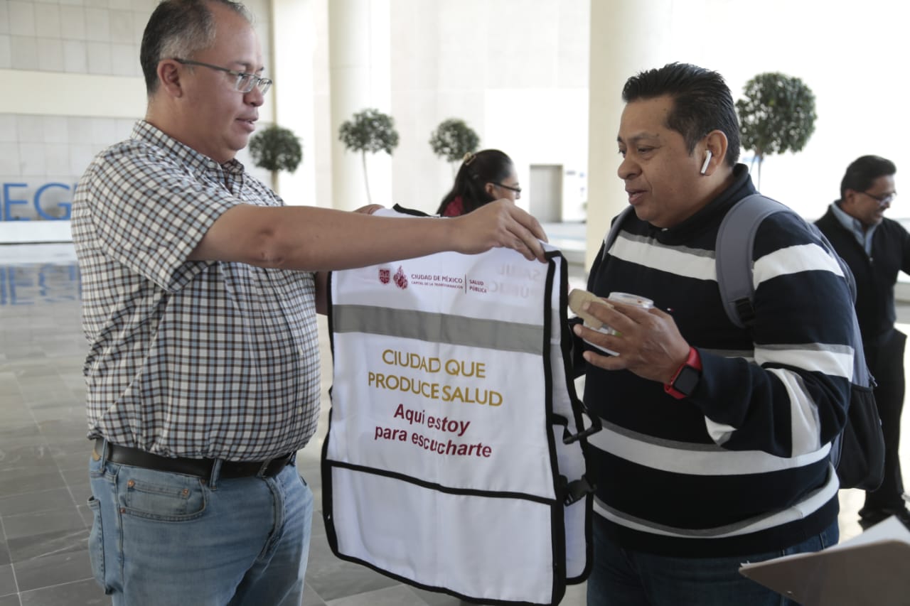 Imagen de persona recibiendo vacuna COVID-19